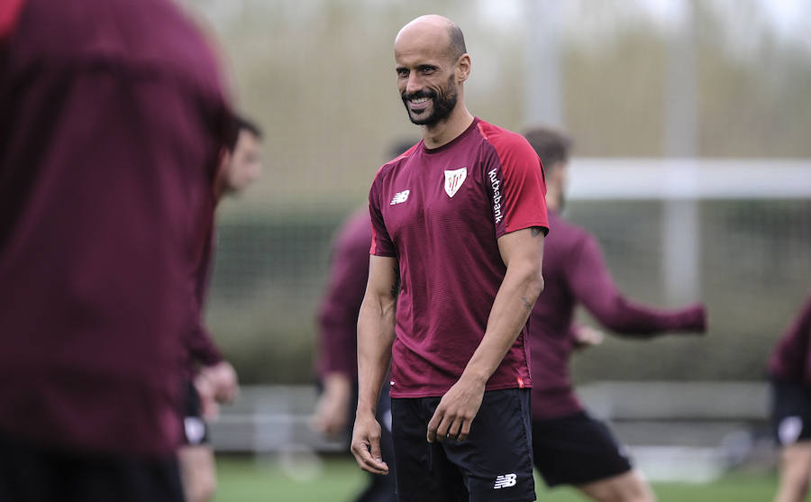 En la sesión de este jueves Aduriz ha realizado ejercicios con el balón