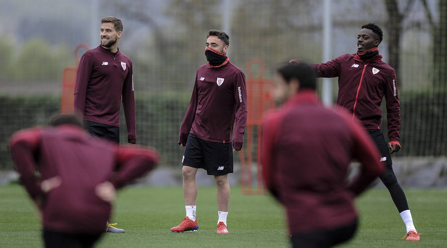 En la sesión de este jueves Aduriz ha realizado ejercicios con el balón