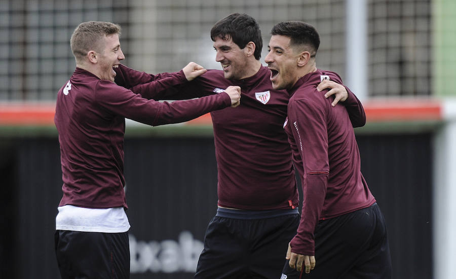 En la sesión de este jueves Aduriz ha realizado ejercicios con el balón