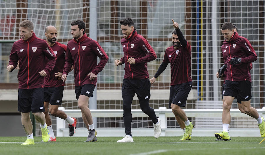 En la sesión de este jueves Aduriz ha realizado ejercicios con el balón