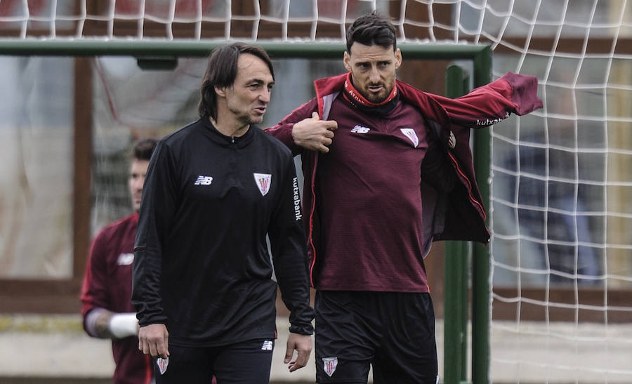 En la sesión de este jueves Aduriz ha realizado ejercicios con el balón
