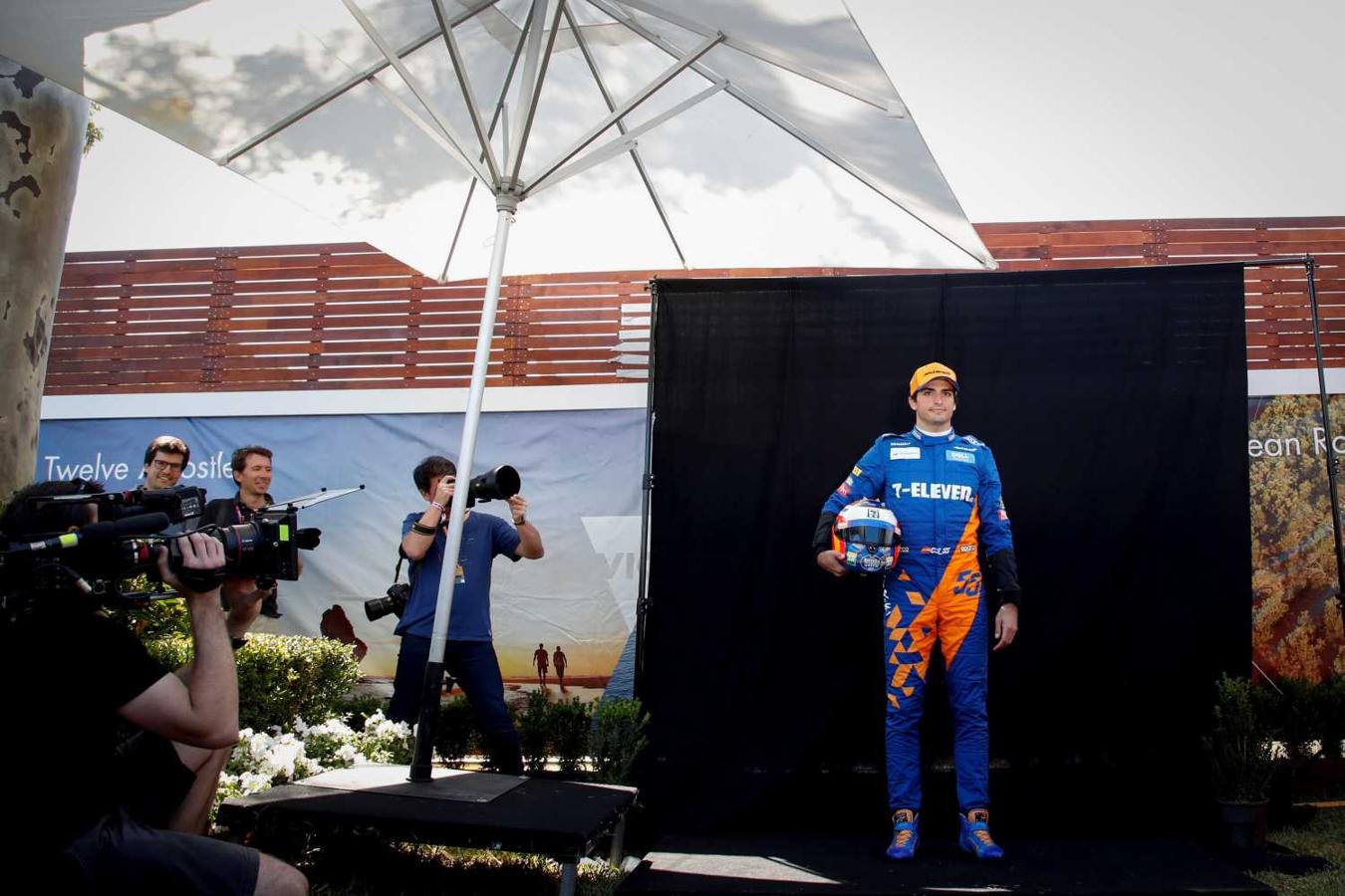 El piloto español Carlos Sainz de la escudería McLaren posa en una sesión de fotos durante el primer día del Gran Premio de Australia de Fórmula 1, en el Circuito del Gran Premio de Albert Park en Melbourne (Australia). 