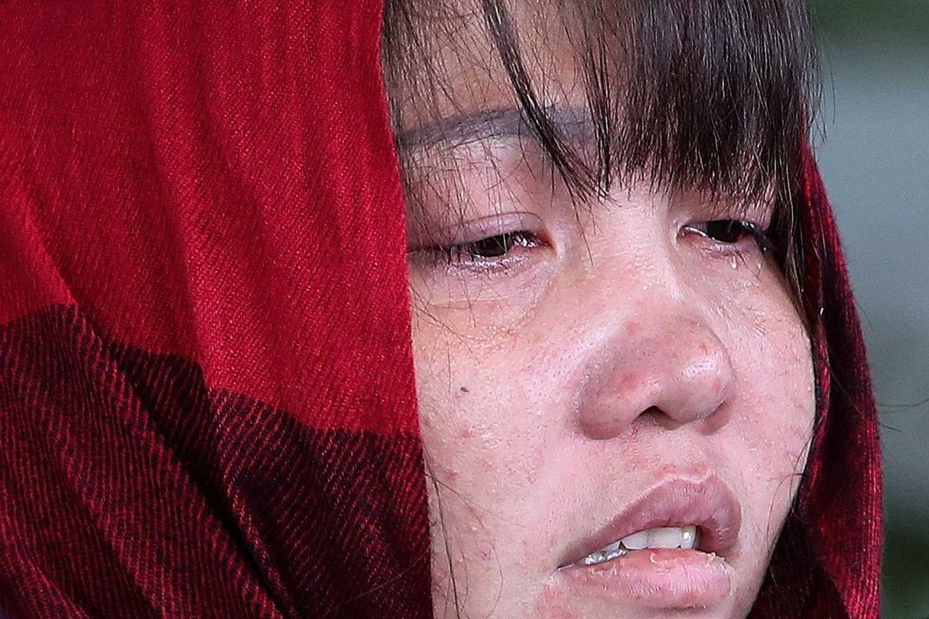 La vietnamita Doan Thi Huong, acusada de asesinar en Kuala Lumpur al hermano mayor del líder norcoreano, Kim Jong-un, llora mientras es escoltada por la policía a su salida de un tribunal, en Shah Alam (Malasia). 