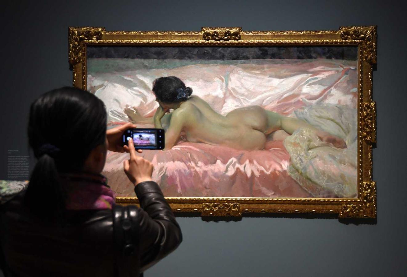 Una visitante toma una foto de la obra "Desnudo de mujer" del artista impresionista español Joaquín Sorolla, durante la inauguración de la muestra "Sorolla: Maestro español de la luz" en la National Gallery de Londres (Reino Unido). 