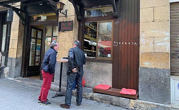 El Farol, en la calle Amistad, lleva 33 años con su banquito y coqueto cojín. 