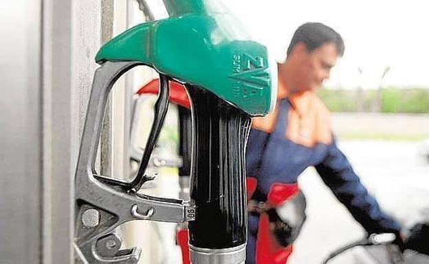 El impuesto de la gasolina hace un buen roto a los conductores vascos