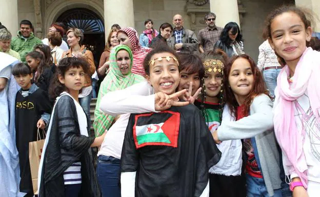 Niños saharauis que participaron en una edición pasada de 'Vaciones en paz' posan frente al Palacio de la Provincia.
