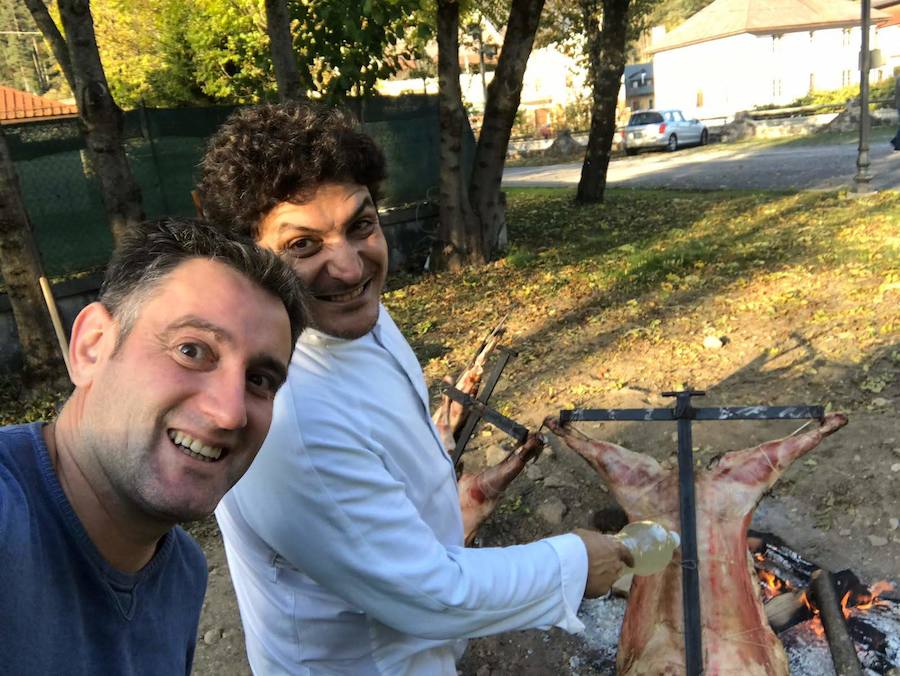 Tarvisio (Italia). Octubre. Siempre Italia. Con Mauro Colagreco, el argentino (3º del mundo) y tres estrellas Michelin en su Mirazur (Menton, Costa Azul). Cocinaban el el congreso Ein Prost y aprovecharon para asar un cordero.