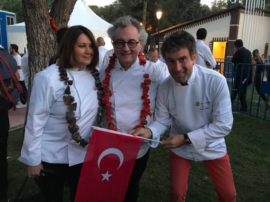 Gaziantep (Turquía). Septiembre. Cena en Paestum y congreso. Junto a Christian Escriba (pastelero y tartista) y su esposa Patricia Schmidt enTurquía. Cena para 50 personas y ponencia en congreso