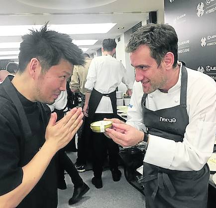 Zaiyu Hasegawa. Abril. Cena de gala. Alija bromea con el cocinero Zaiyu Hasegawa ofrendándole una caja de caviar durante su paso por la región turca de Gaziantep, productora de pistachos, pimientos, sumak y firik bulgur. 