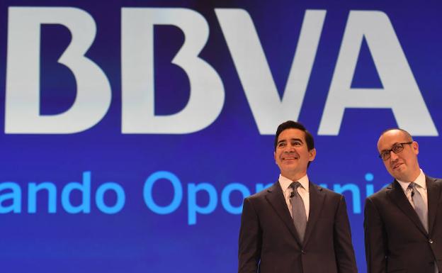 El presidente de BBVA, Carlos Torres, y el consejero delegado, Onur Genç,en la junta de accionistas 