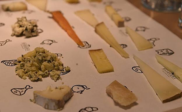 Quesos ofrecidos durante la cata.