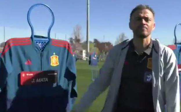 Luis Enrique, con la camiseta que ha creado la confusión. 