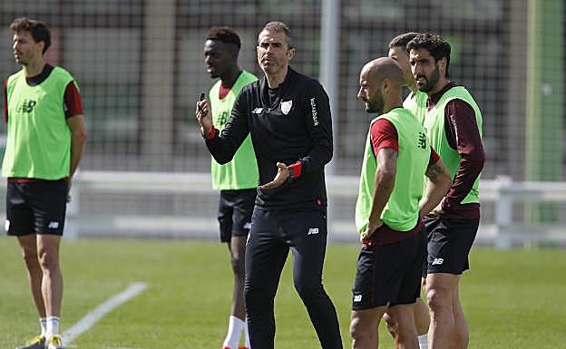 Garitano corrige a sus hombres en Lezama. 