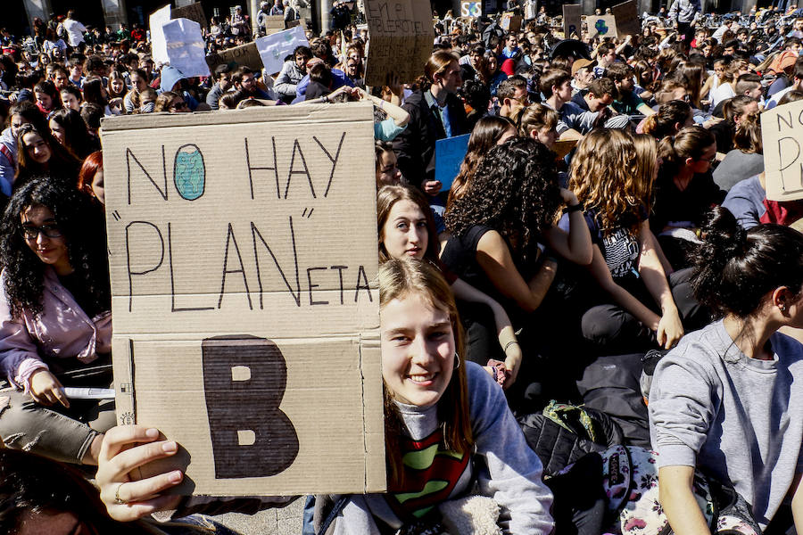 Centenares de jóvenes secundan la llamada mundial del 'Friday for Future' y añaden la lucha contra el calentamiento a las causas que defienden
