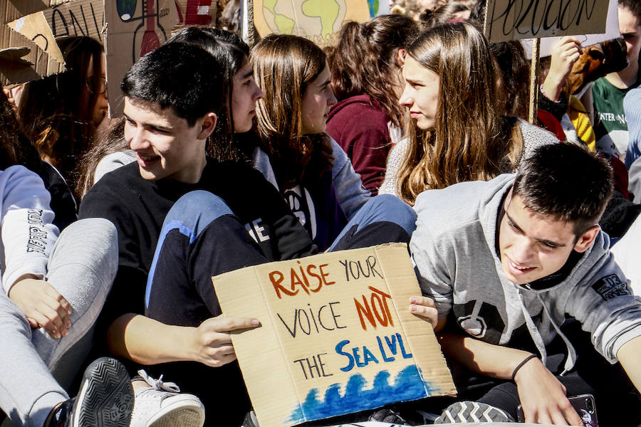 Centenares de jóvenes secundan la llamada mundial del 'Friday for Future' y añaden la lucha contra el calentamiento a las causas que defienden