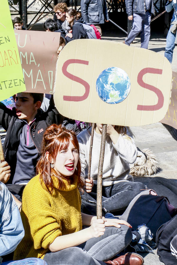 Centenares de jóvenes secundan la llamada mundial del 'Friday for Future' y añaden la lucha contra el calentamiento a las causas que defienden