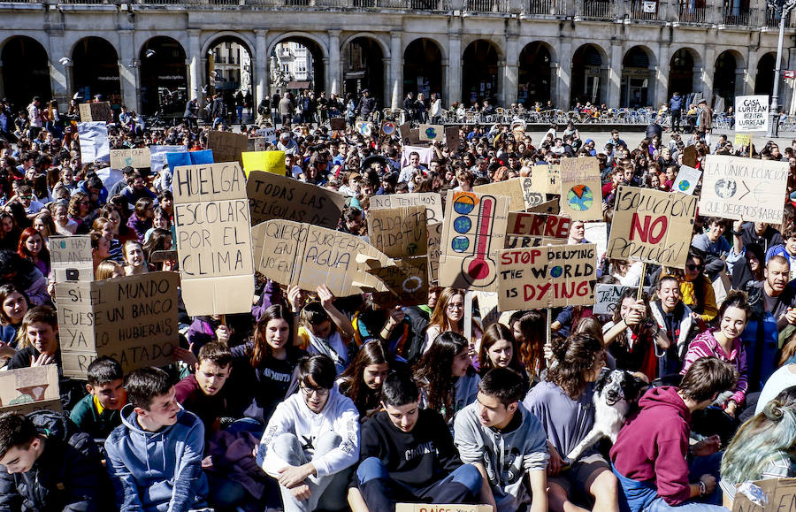 Centenares de jóvenes secundan la llamada mundial del 'Friday for Future' y añaden la lucha contra el calentamiento a las causas que defienden
