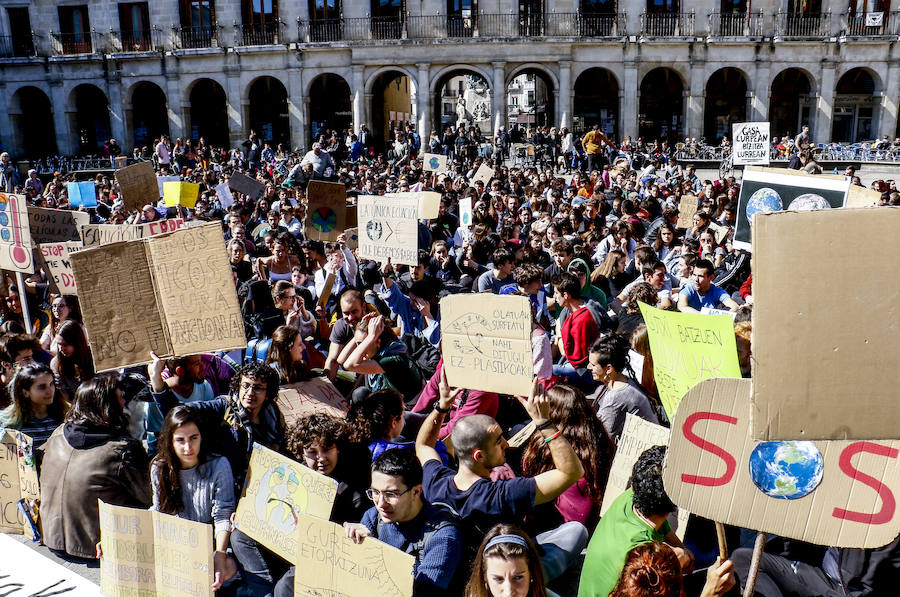 Centenares de jóvenes secundan la llamada mundial del 'Friday for Future' y añaden la lucha contra el calentamiento a las causas que defienden