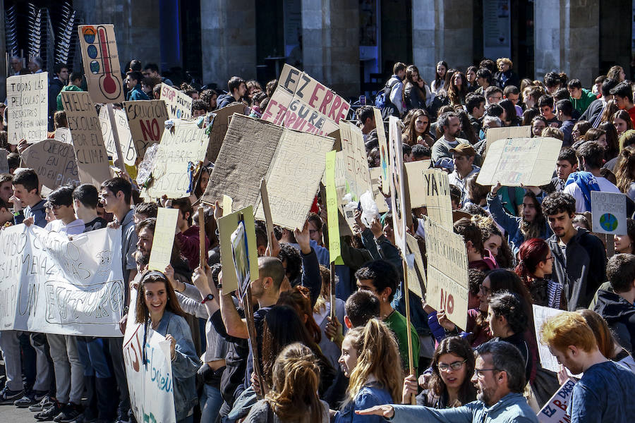 Centenares de jóvenes secundan la llamada mundial del 'Friday for Future' y añaden la lucha contra el calentamiento a las causas que defienden