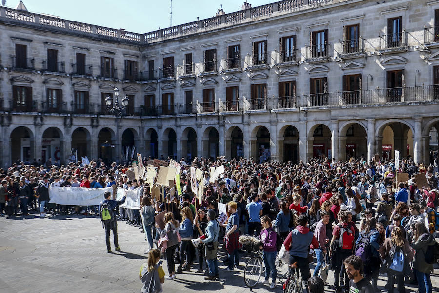 Centenares de jóvenes secundan la llamada mundial del 'Friday for Future' y añaden la lucha contra el calentamiento a las causas que defienden
