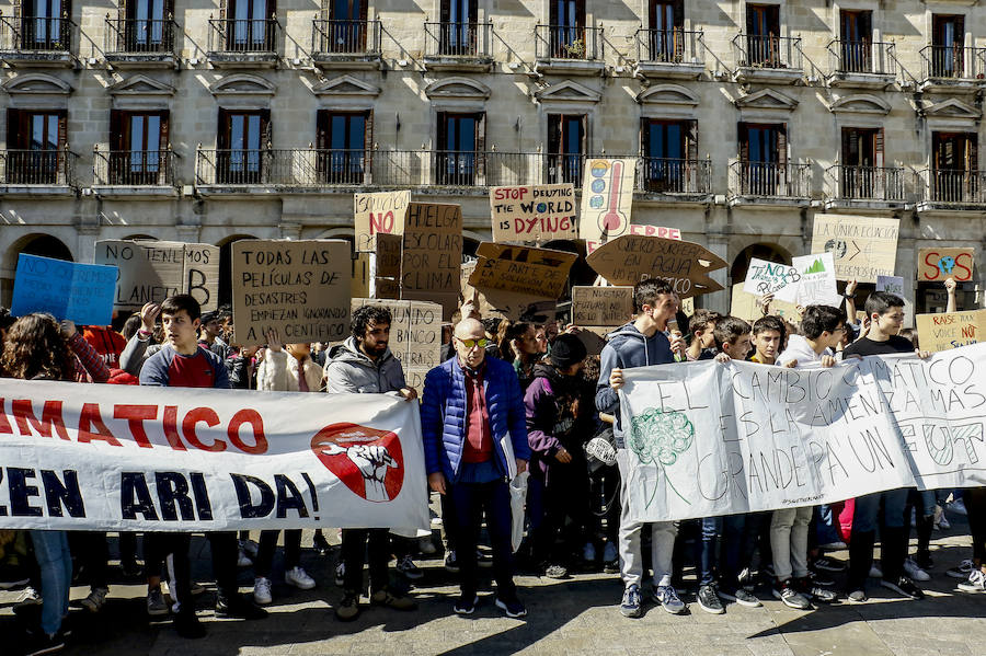 Centenares de jóvenes secundan la llamada mundial del 'Friday for Future' y añaden la lucha contra el calentamiento a las causas que defienden