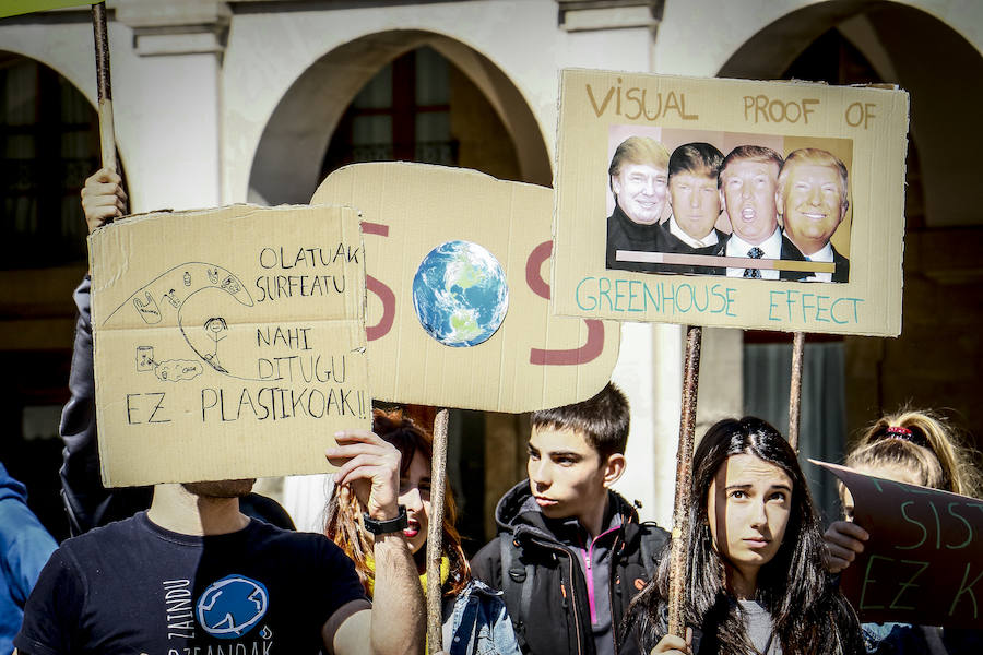 Centenares de jóvenes secundan la llamada mundial del 'Friday for Future' y añaden la lucha contra el calentamiento a las causas que defienden