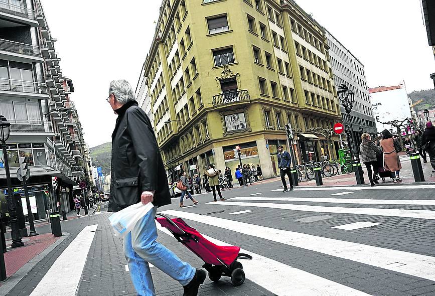 Imagen secundaria 1 - El cruce de Ercilla y Rodríguez Arias ha sufrido la crisis comercial y muchas fachadas muestran el cartel de 'se alquila'. Las aperturas se suceden cerca de la ría.