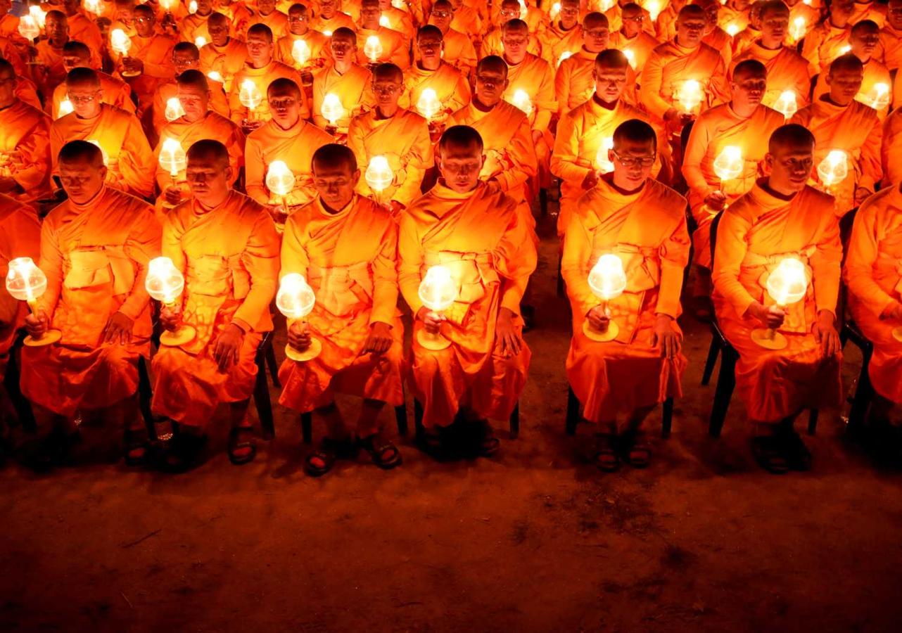 Monjes participan en un evento para difundir el mensaje de “ paz mundial a través de la paz interior”, en Kathmandu, Nepal 