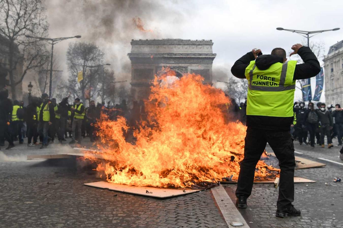 Los 'chalecos amarillos' protagonizan disturbios en las inmediaciones del Arco del Triunfo de París.