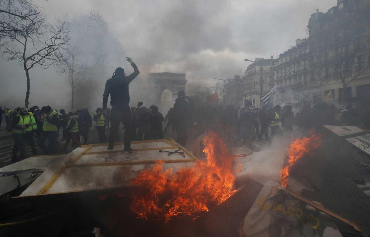 Los 'chalecos amarillos' protagonizan disturbios en las inmediaciones del Arco del Triunfo de París.