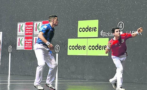 Víctor observa cómo Altuna III remata una pelota en el frontón Bizkaia.