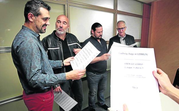 Diego Martin-Etxebarria, Joseba Berrocal, Nicolas Carpentier e Ibon Aranbarri, director general de la BOS, con las partichelas de Lebrun. 