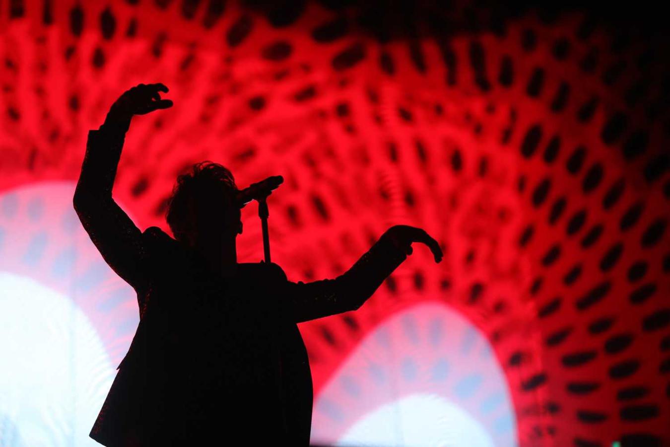 El cantante mexicano Leonardo de Lozanne del grupo Fobia ofrece un concierto durante la vigésima edición del Festival Vive Latino, en Ciudad de México (México). 