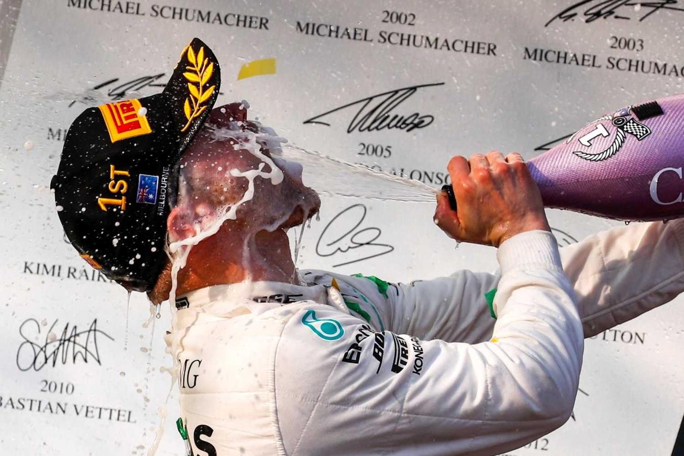 El piloto finlándés Valtteri Bottas (Mercedes) celebra su victoria en el Gran Premio de Australia de Fórmula Uno disputado en el circuito de Albert Park en Melbourne, Australia.