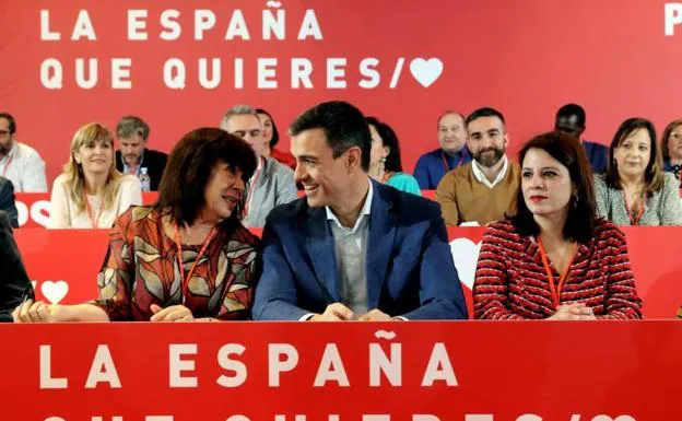El presidente del Gobierno, Pedro Sánchez, la portavoz del PSOE en el Congreso Adriana Lastra (d), y la presidenta del PSOE Cristina Narbona.
