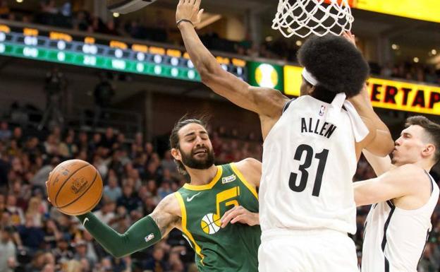 Ricky Rubio da un pase frente a la oposición del pívot de los Nets Jarrett Allen. 