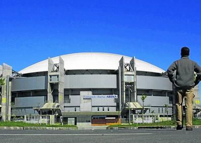 Imagen secundaria 1 - Una delegación alavesa recogió en la Final Four de Salónica'00 el testigo. Izar de la Fuente, De Andrés y Sánchez con Stankovic, entonces presidente de la FIBA. El Buesa Arena –cambió de nombre en febrero de 2000 por el asesinato del político socialista y de su escolta, Jorge Díez– se reformó de cara a la Copa del Rey'00 y a la Final Four'01. El Baskonia jugó con los rebeldes y alcanzó la final. Mate icónico de Timinskas sobre Andersen. Ganó el Kinder en el quinto duelo.