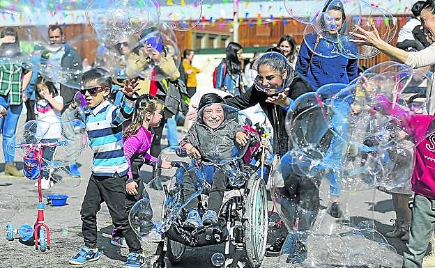 Todo fueron sonrisas junto a Santi para recaudar los fondos que necesita. 