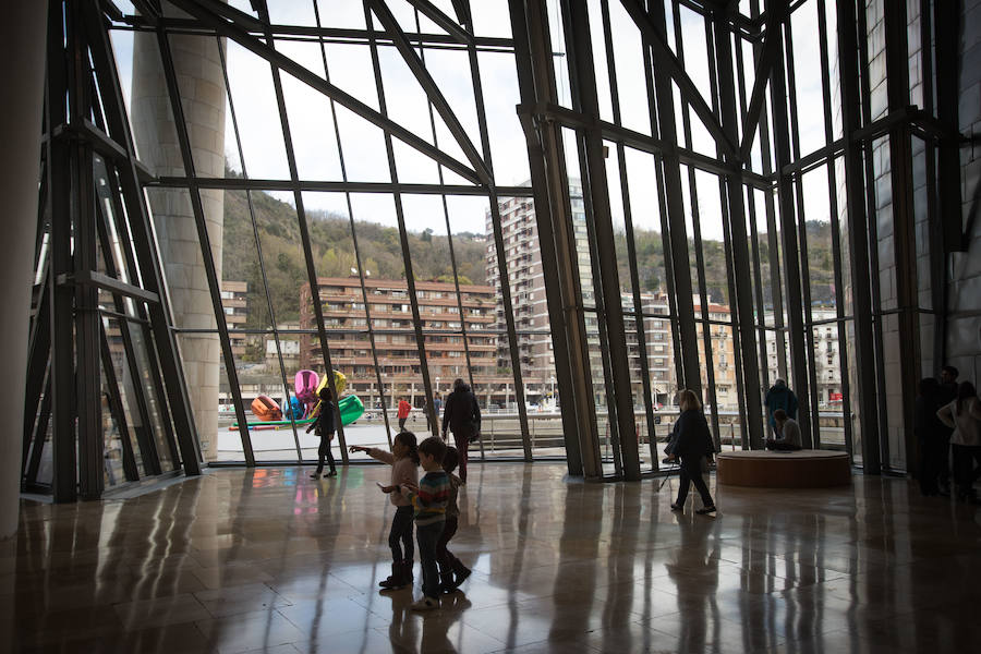 Fotos: Los turistas visitan el Guggenheim y el Bellas Artes en un día pasado por agua