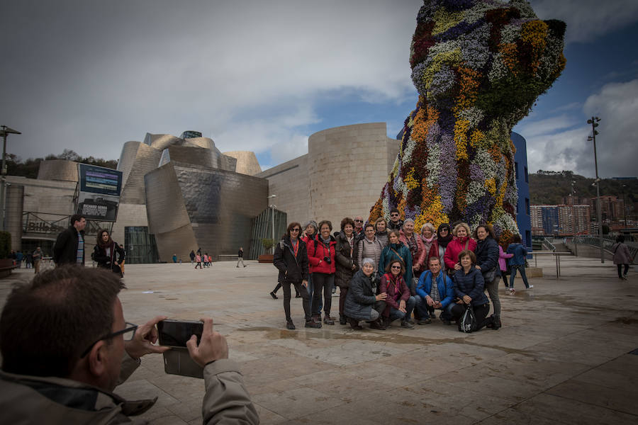 Fotos: Los turistas visitan el Guggenheim y el Bellas Artes en un día pasado por agua