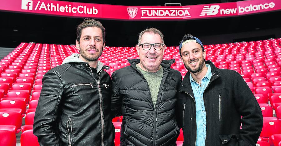 Rafael Henze, en el centro, flanqueado por Julián Duque, a la izquierda, y Michael Zimbalist. Los tres fueron invitados por el Athletic a presenciar la victoria sobre el Atlético.