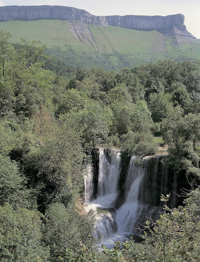 La cascada de Peñaladros salta sobre una profunda poza. 