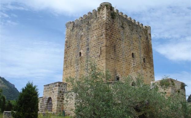 El castillo de los Velasco, en Lezana de Mena. 