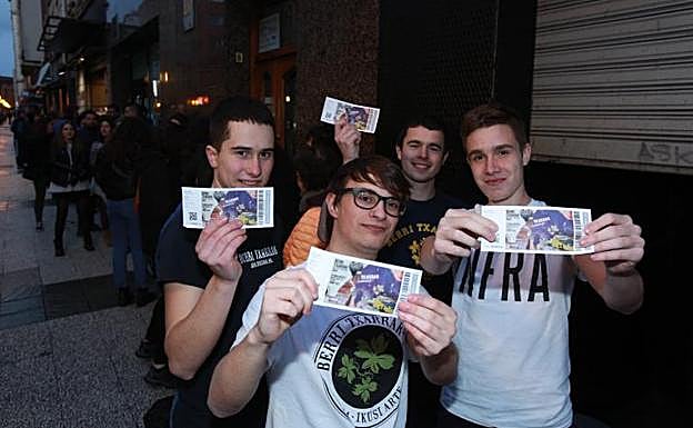 Fuera de la Jimmy Jazz cientos de personas hicieron cola para poder coger un buen sitio en la sala.