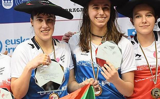 Etxaniz (izquierda), con el trofeo de campeona del Parejas.