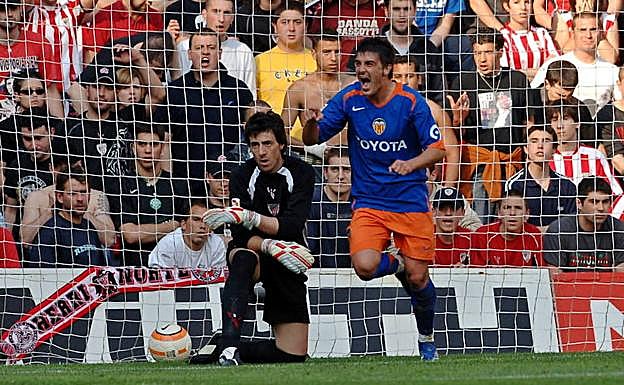 Villa marcó tres tantos a Lafuente en San Mamés en 2006.