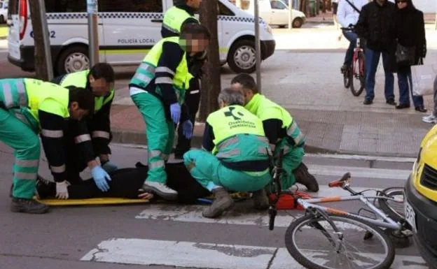 Una mujer de 85 años, trasladada al hospital de Santiago tras ser atropellada por un ciclista