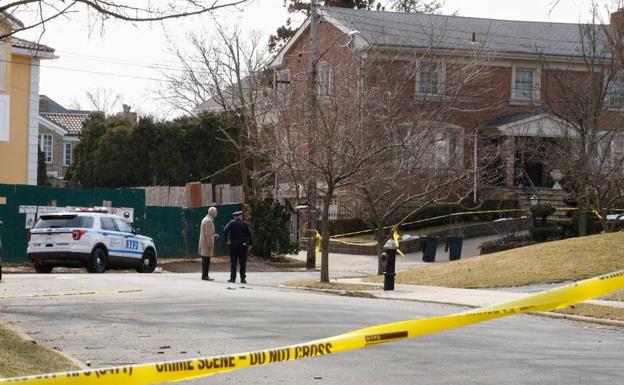 Un detective habla con agentes del Departamento de Policía de Nueva York (NYPD) este jueves frente a la casa del jefe mafioso Francesco 'Frank' Cali donde fue asesinado a tiros.