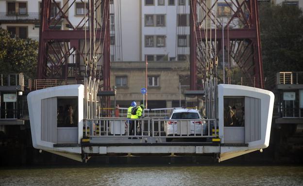 La barquilla lleva coches y personas a través de la ría.